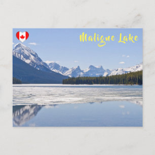 Rocky mountains som återspeglar Maligne Sjö Vykort