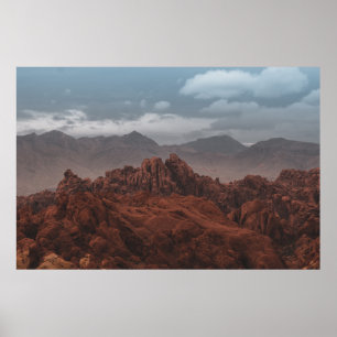 ROCKY MOUNTAINS UNDER GRÅTT HIMMEL POSTER