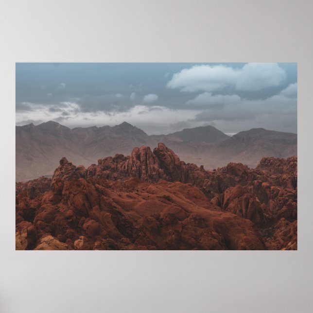 ROCKY MOUNTAINS UNDER GRÅTT HIMMEL POSTER (Framsidan)