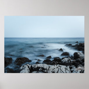 Rocky shore med misty vatten poster