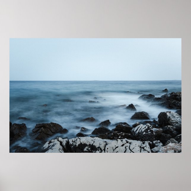 Rocky shore med misty vatten poster (Framsidan)