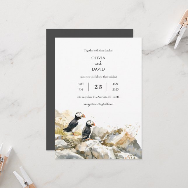 Rocky Shoreline med Puffins Couple Beach Wedding Inbjudningar (Fram/Back In Situ)