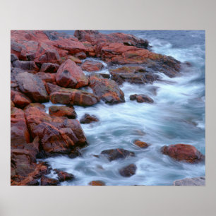 Rocky shoreline med vatten, Kanada Poster