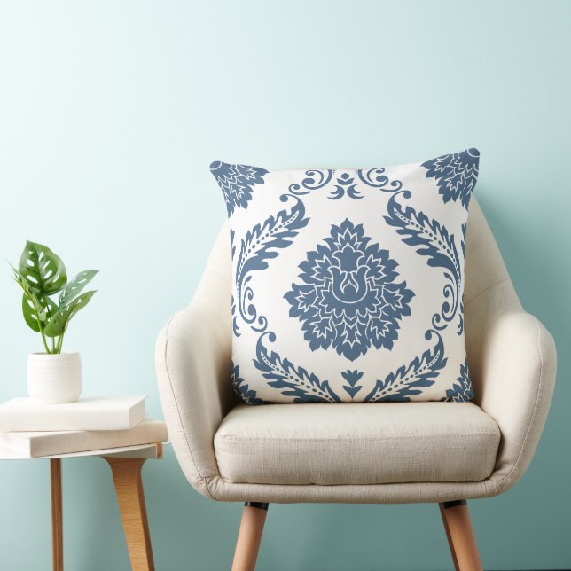 Rococo Damask Stort Mönster Blått på Vitt Kudde (Stol)