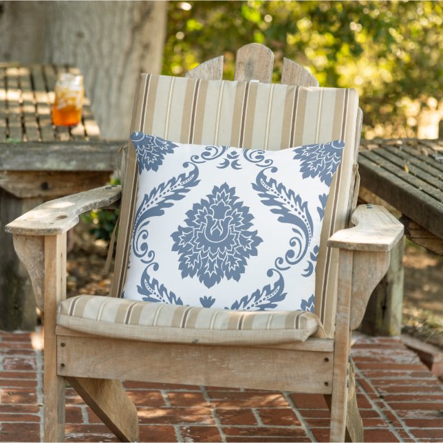 Rococo Damask Stort Mönster Blått på Vitt Kudde (Stol)