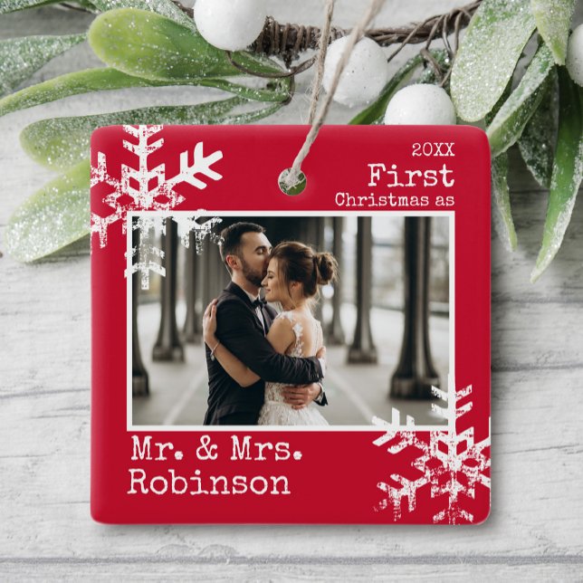 Röd 1:a jul, mr. & Mrs Photo Julgransprydnad Keramik (Rustic snowflake newlywed holiday keepsake photo ornament perfect for gifts to bring joy to others.)