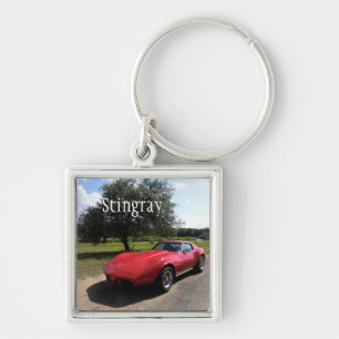 Röd '75 Corvette Stingray Keychain Fyrkantig Silverfärgad Nyckelring