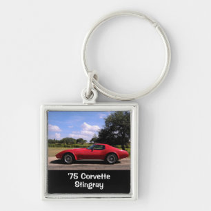 Röd '75 Corvette Stingray Keychain Fyrkantig Silverfärgad Nyckelring