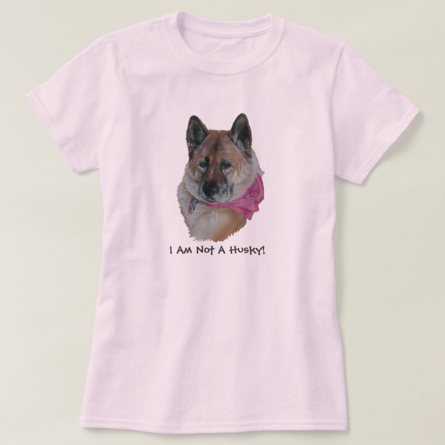 röd akita i rosa scarf, ljushjärtat slagord t shirt (Design framsida)