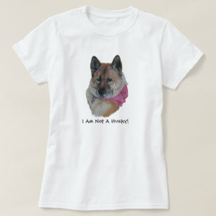 röd akita i rosa scarf, ljushjärtat slagord tröja