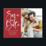 Röd akvarellpensel kalligrafi Spara vår dejt Meddelande Vykort<br><div class="desc">Röd akvarellpensel kalligrafi Foto Spara vår dejt vykort | Meddela familj och vänner er bröllopsdatum med detta anpassningsbara spara datum vykort. Den har modern handskriven kalligrafi på en röd bakgrund. Detta stilrena foto spara datum-kort är perfekt för alla bröllopssäsonger och teman. Andra färger och matchande föremål finns tillgängliga.</div>