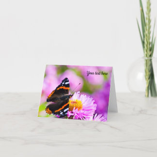 Röd amiral fjäril på en blomma Grattis kort