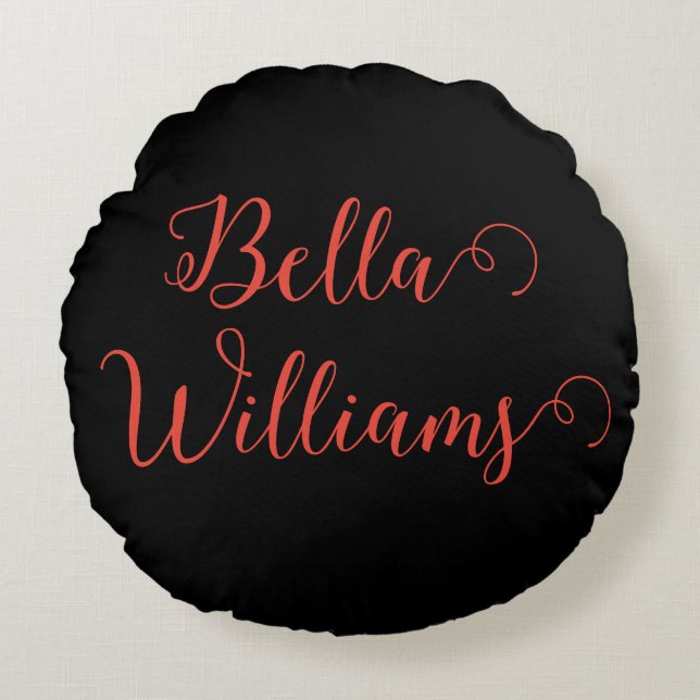 Röd anteckning på svart rund kudde (Framsidan)