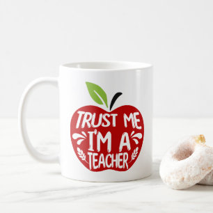 Röd Apple LITA PÅ MIG JAG ÄR EN LÄRARE Citat Typog Kaffemugg