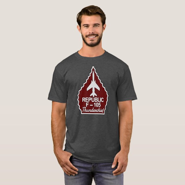 Röd Arrowhead för F-105 Thunderchief T Shirt (Hel framsida)