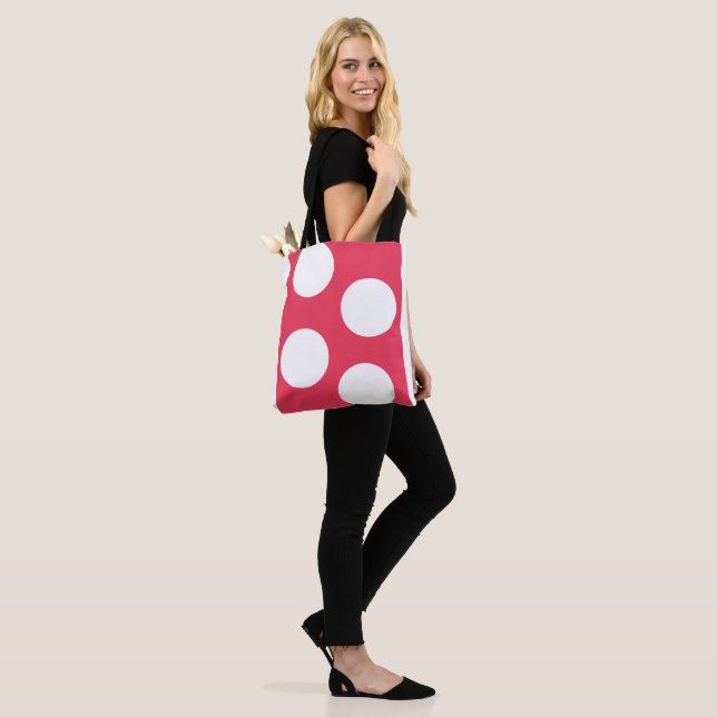 Röd bakgrund med vita cirklar. Polka Dot Tygkasse (På modell)