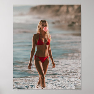 Röd bikinikvinna vid havet Söt bubbelgummibubbla Poster