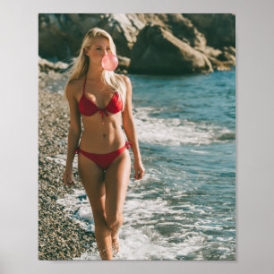 Röd bikinikvinna vid havet Söt bubbelgummibubbla Poster