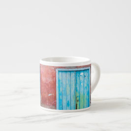 Röd, blå och grått vägg, dörr och fönster espressomugg