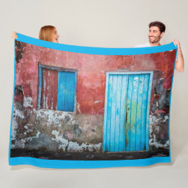 Röd, blå och grått vägg, dörr och fönster fleecefilt