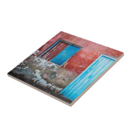 Röd, blå och grått vägg, dörr och fönster kakelplatta