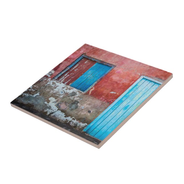 Röd, blå och grått vägg, dörr och fönster kakelplatta (Sidan)