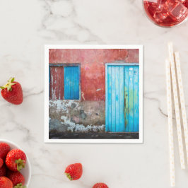 Röd, blå och grått vägg, dörr och fönster pappersservett