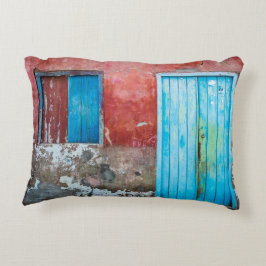 Röd, blå och grått vägg, dörr och fönster prydnadskudde