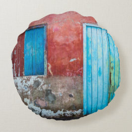 Röd, blå och grått vägg, dörr och fönster rund kudde