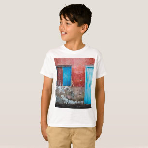 Röd, blå och grått vägg, dörr och fönster t shirt