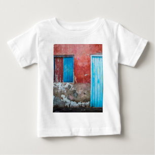 Röd, blå och grått vägg, dörr och fönster t shirt