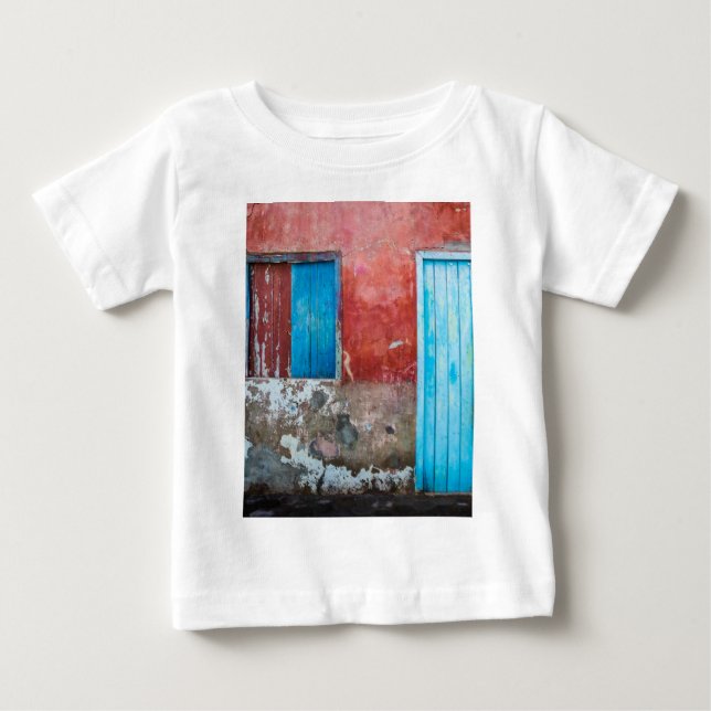 Röd, blå och grått vägg, dörr och fönster t shirt (Framsida)
