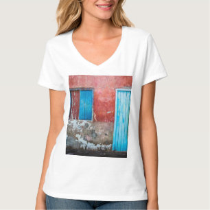 Röd, blå och grått vägg, dörr och fönster t shirt