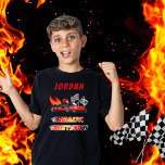 Röd | Black Go Kart Tävla Birthday T Shirt<br><div class="desc">Tävling är på väg för att fira en tävla-temad födelsedag. Den här födelsedagsfesten har en röd och svart kart med en röd helmetad enhet och flammor som skjuter ut baksidan av farkosten. Orden "Redo, Set, Go!" görs också i en flamtonad övertoning. Ett par checkade flaggor håller på att stänga av...</div>