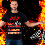 Röd | Black Go Kart Tävla Birthday T Shirt<br><div class="desc">Tävling är på väg för att fira en tävla-temad födelsedag. Den här födelsedagsfesten har en röd och svart kart med en röd helmetad enhet och flammor som skjuter ut baksidan av farkosten. Orden "Redo, Set, Go!" görs också i en flamtonad övertoning. Ett par checkade flaggor håller på att stänga av...</div>