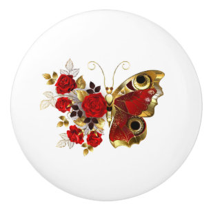 Röd blomfjäril med röd ros knopp