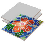 Röd blomma i ljusfärgen mosaik kakelplatta<br><div class="desc">Den ljusröda blomman mellan grönt löv och blå vatten i en mosaikkakerong är en färgstark Zen-dekorativ keramisk platta. Anpassa till Initialer och till Namn. Det här är ett av många som samordnar formgivningarna med originalfotografi av JLW_PHOTOGRAPHY.</div>