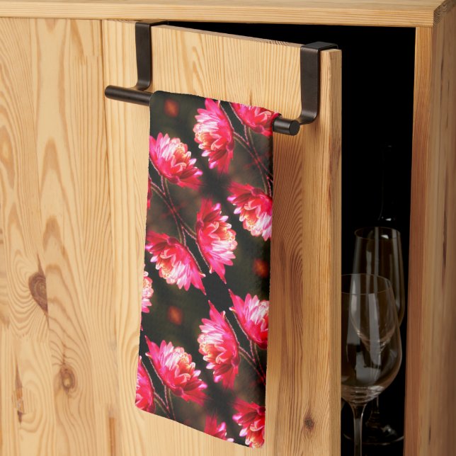 Röd blomma i solljus nära Mönster Kökshandduk (Thirds Fold)