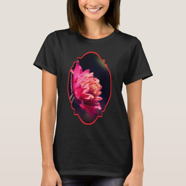 Röd blomma i solljus  t shirt (Framsida)
