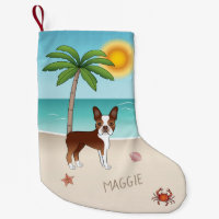 Röd Boston Terrier på en tropisk sommars strand