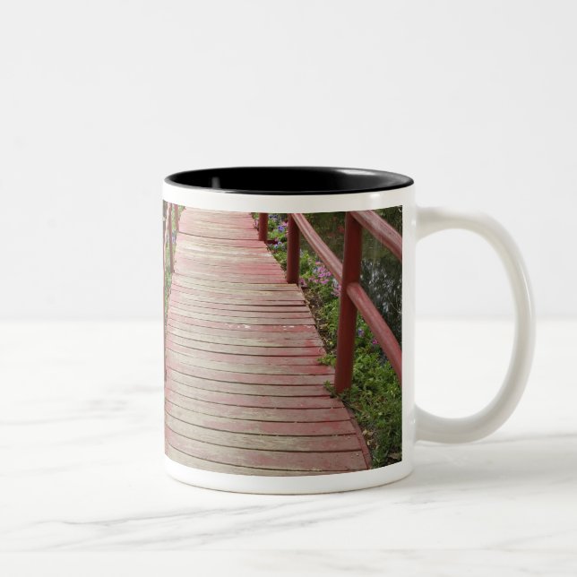 Röd bro över damm, Magnolia Plantation, Två-Tonad Mugg (Höger)
