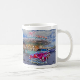 röd buick på drive-inbio kaffemugg