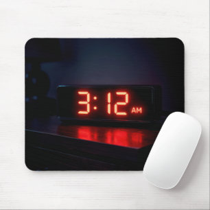 Röd digital klocka med tidig morgontimme musmatta