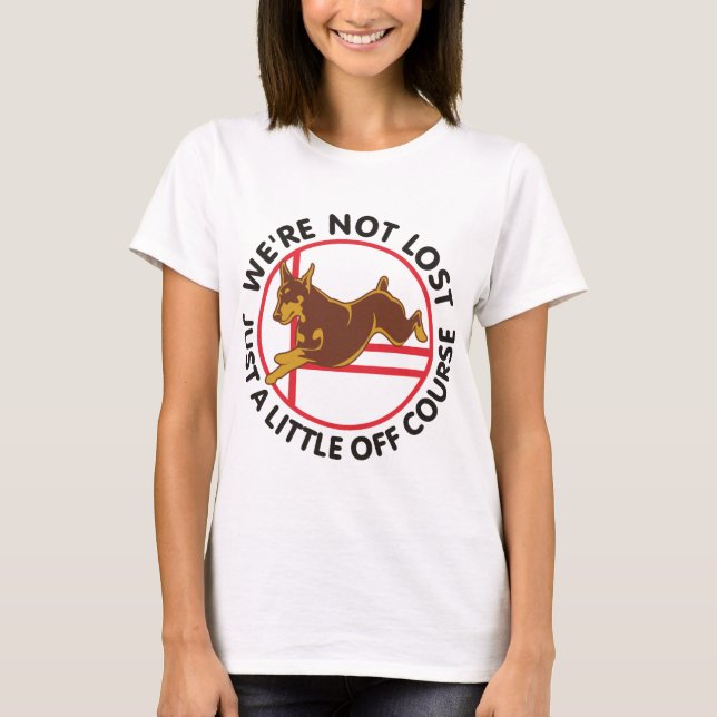Röd DobermanAgility jagar av Tee Shirt (Framsida)