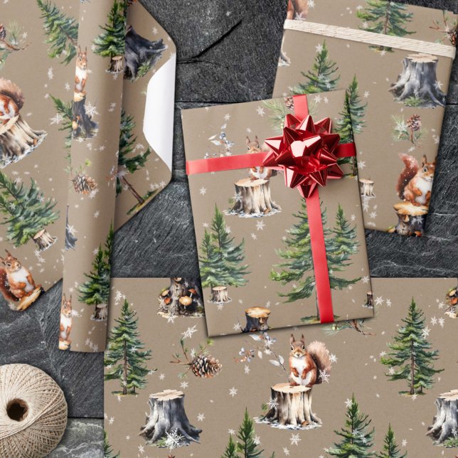 Röd ekorre i en skogsskog med skog i skog presentpapper (Red Squirrel In A Snowy Woodland Forest Holiday Wrapping Paper Rolls in 6 & 15 foot lengths.)