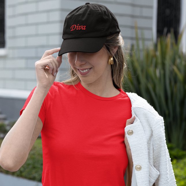 Röd elegant diva på svart broderad keps (Red Elegant Diva on Black Embroidered Baseball Cap)