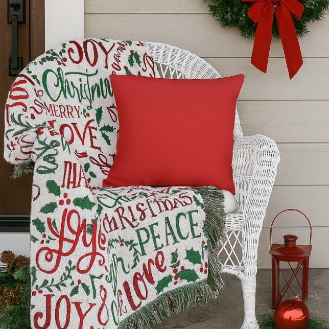 Röd enfärgad utomhuskudde (“Add festive red to your porch with this cozy pillow perfect with holiday throws to welcome guests.”)