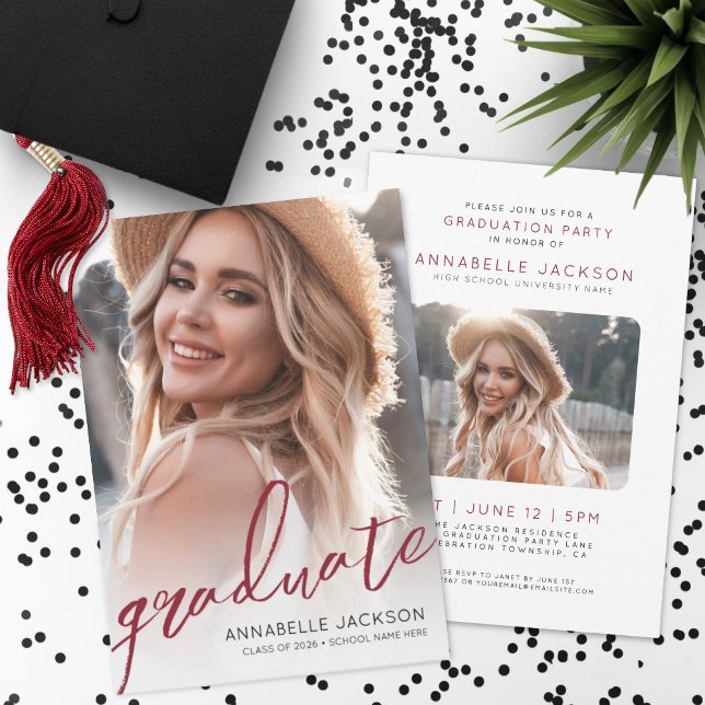 Röd Examen Foto Utexamination Inbjudningar (Red Trendy Script Graduate Photo Graduation Invitation)
