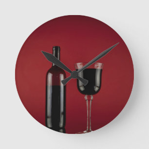 Röd glasflaska för vin rund klocka
