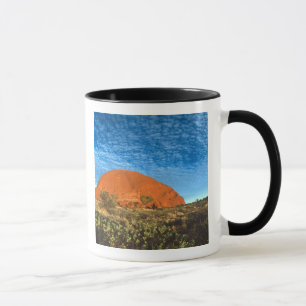 Röd glöd av den berömda Ayers Rock i Outback Mugg